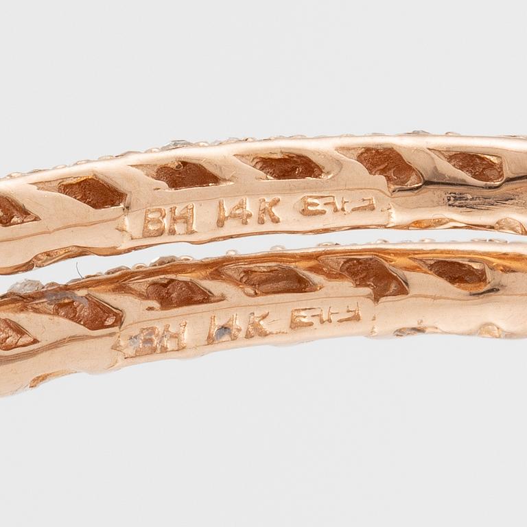 Ett par örhängen 18K roséguld med runda briljantslipade diamanter.