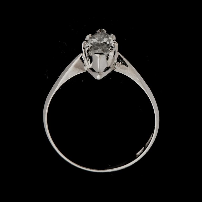 RING, 18k vitguld med navettslipad diamant ca 0,90 ct. Vikt ca 3 g.