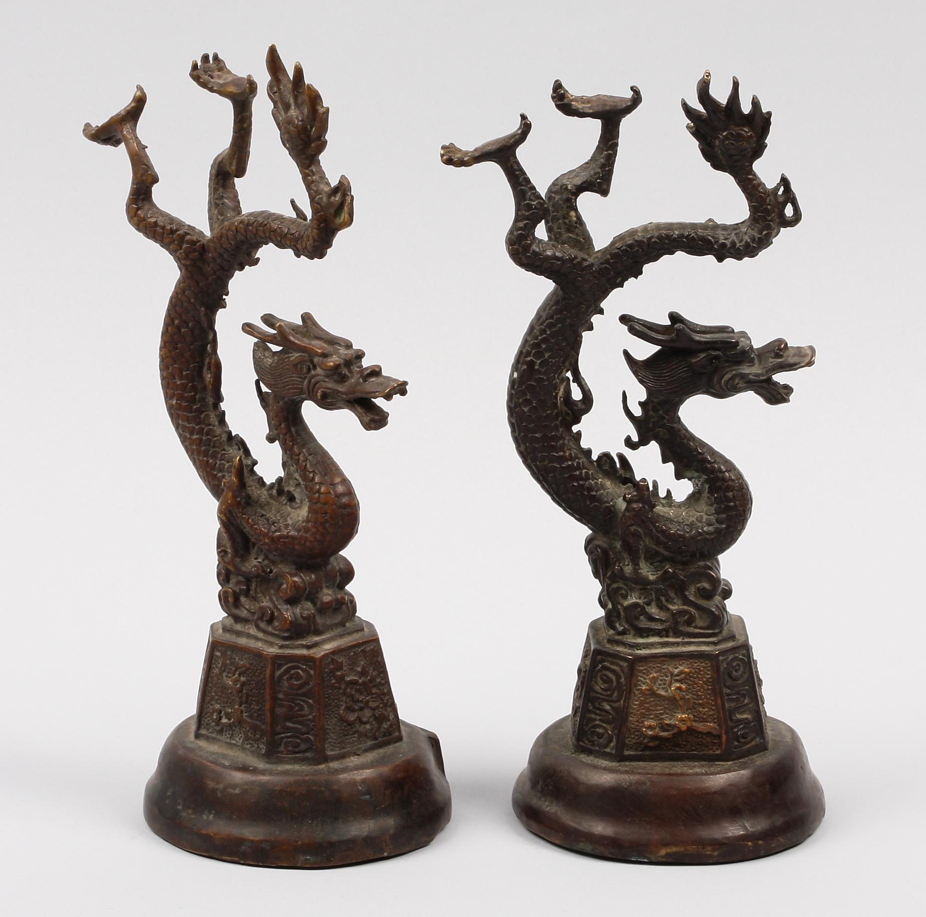 FIGURINER, 2 st, patinerad metall, Kina, 1900-tal.