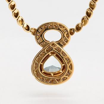 An 18K gold necklace with a ca 18.00 ct aquamarine and brilliant-cut diamonds ca 1.80 ct in total. With certificate.