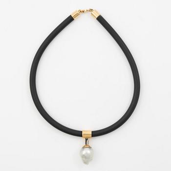 Necklace 18K gold with a cultured freshwater pearl and rubber, Rolf Karlsson Stockholm 2007.