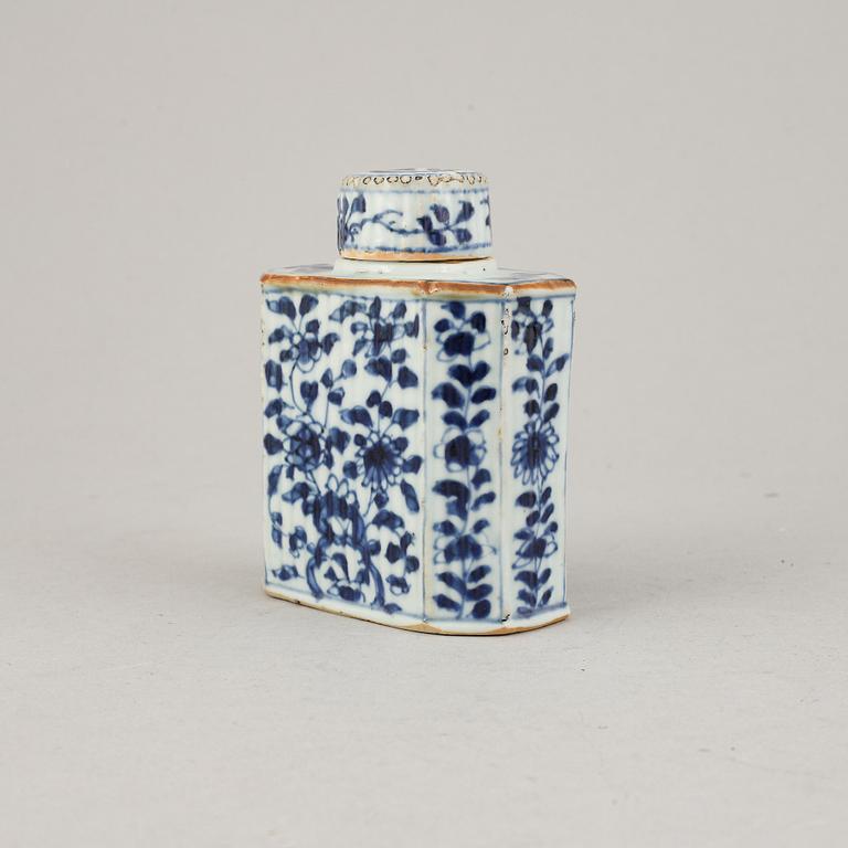 A chinese porcelain tea caddy, Kangxi (1662-1722).