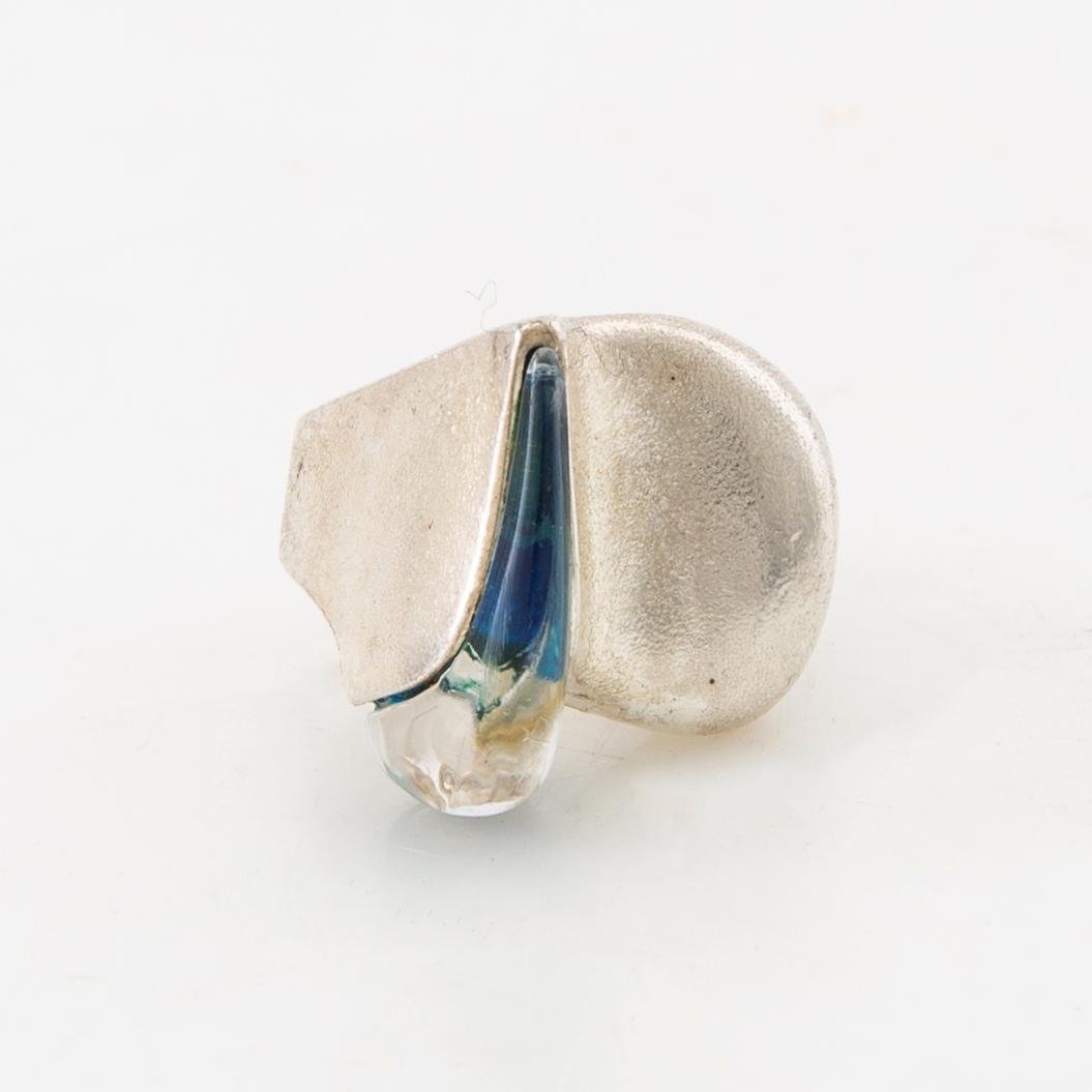 Björn Weckström, ring "Darinas tår", sterlingsilver och akryl. Lapponia 1970-tal.