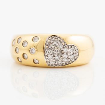 Ring in 18K gold set with round brilliant-cut diamonds.