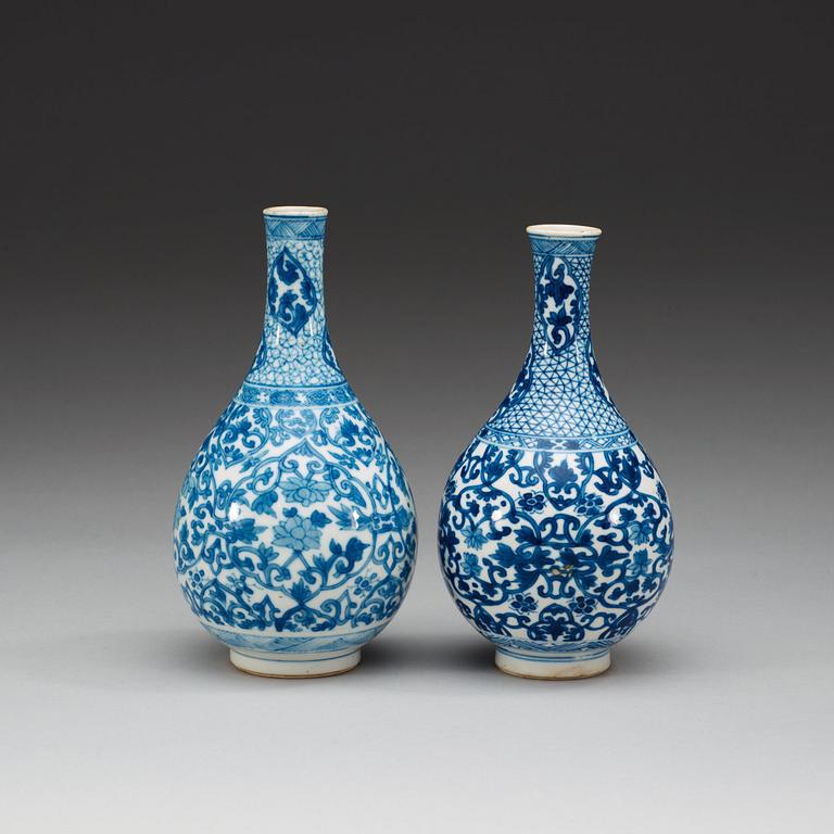 VASER, två stycken, porslin. Qing dynastin, 1700-tal.