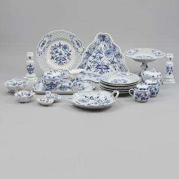 SERVISDELAR, 21 st, porslin, "Lökmönstret", Meissen, 1900-talets andra hälft.