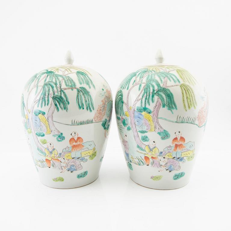 A pair of Chinese jars with covers, 20th century.