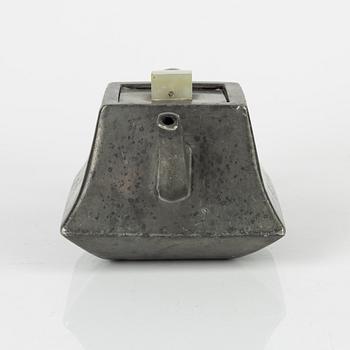 A pewter tea pot, early 20th Century.