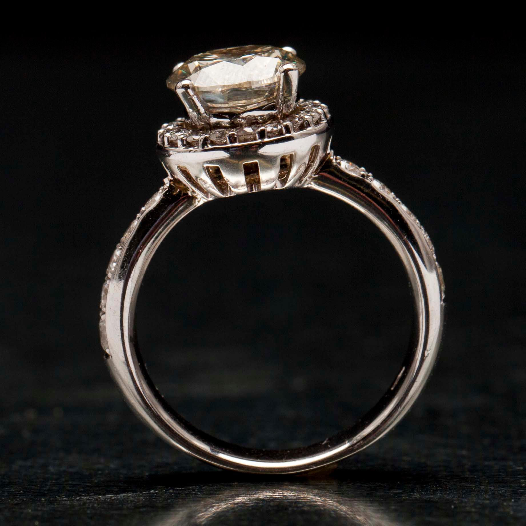 RING, vitguld 18K, briljantslipade diamanter, mittsten 2,60 ct + 0,62 ct. Vikt 8,2 g.
