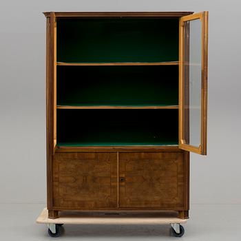 VITRINSKÅP, 1900-talets första hälft.