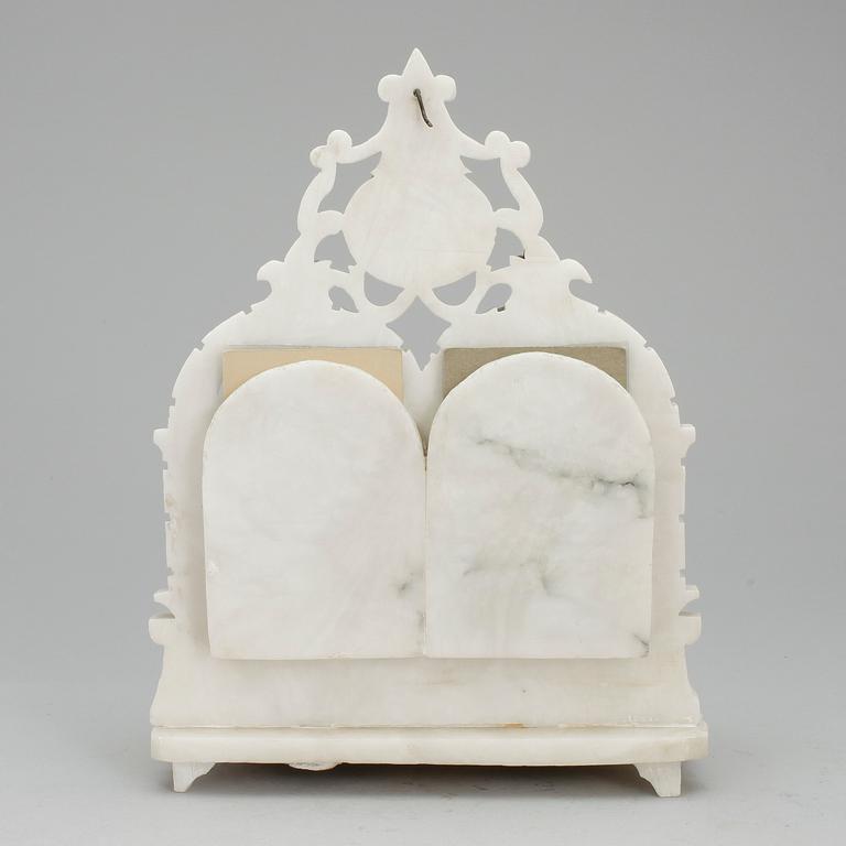 SKRIVSTÄLLSTÄLL, alabaster, omkr 1900.