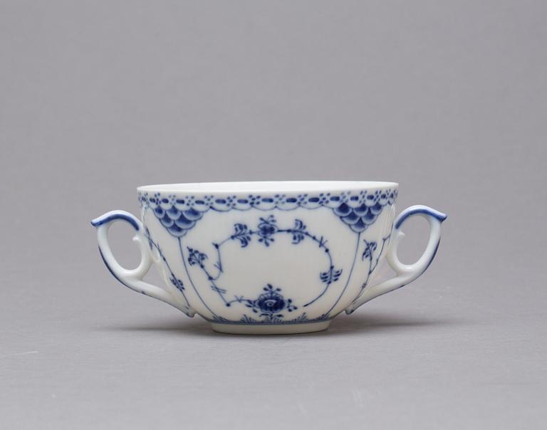 SERVISDELAR, 21 st, porslin, "Musselmalet", Royal Copenhagen, Danmark. 1900-tal.