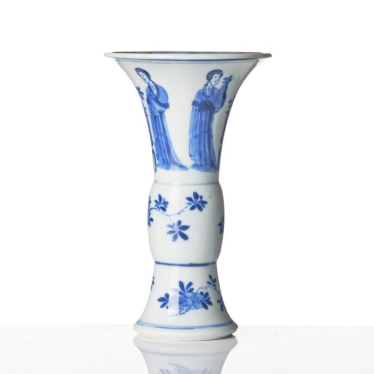 Two blue and white 'lange lisen' vases and a ewer, Qing dynasty, Kangxi (1662-1722).