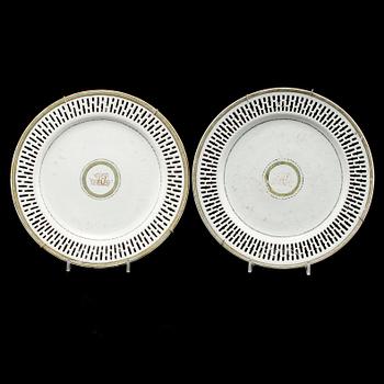 TALLRIKAR, 2 st, porslin, Kina, 1800-tal.