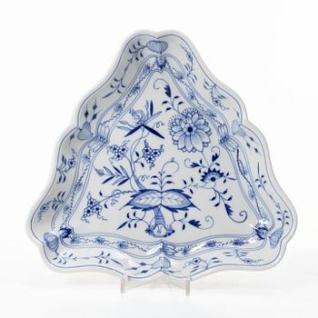 Meissen, Dinner service components, 9 pcs, “Onion Pattern”, Germany, 20th century.
