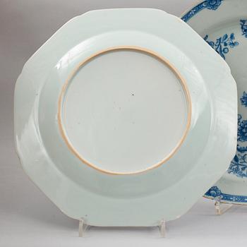 A blue and white dinner servis, Qing dynasty, Qianlong (1736-95). (53 pieces).