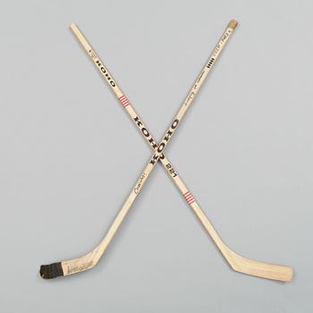 ISHOCKEYKLUBBOR, 2 stycken, med autografer från svenska landslagsspelare, 1980-tal.