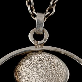 RINGAR, 2 st samt HÄNGE med KEDJA, silver, 1900-talets andra hälft. Total vikt 40 g.