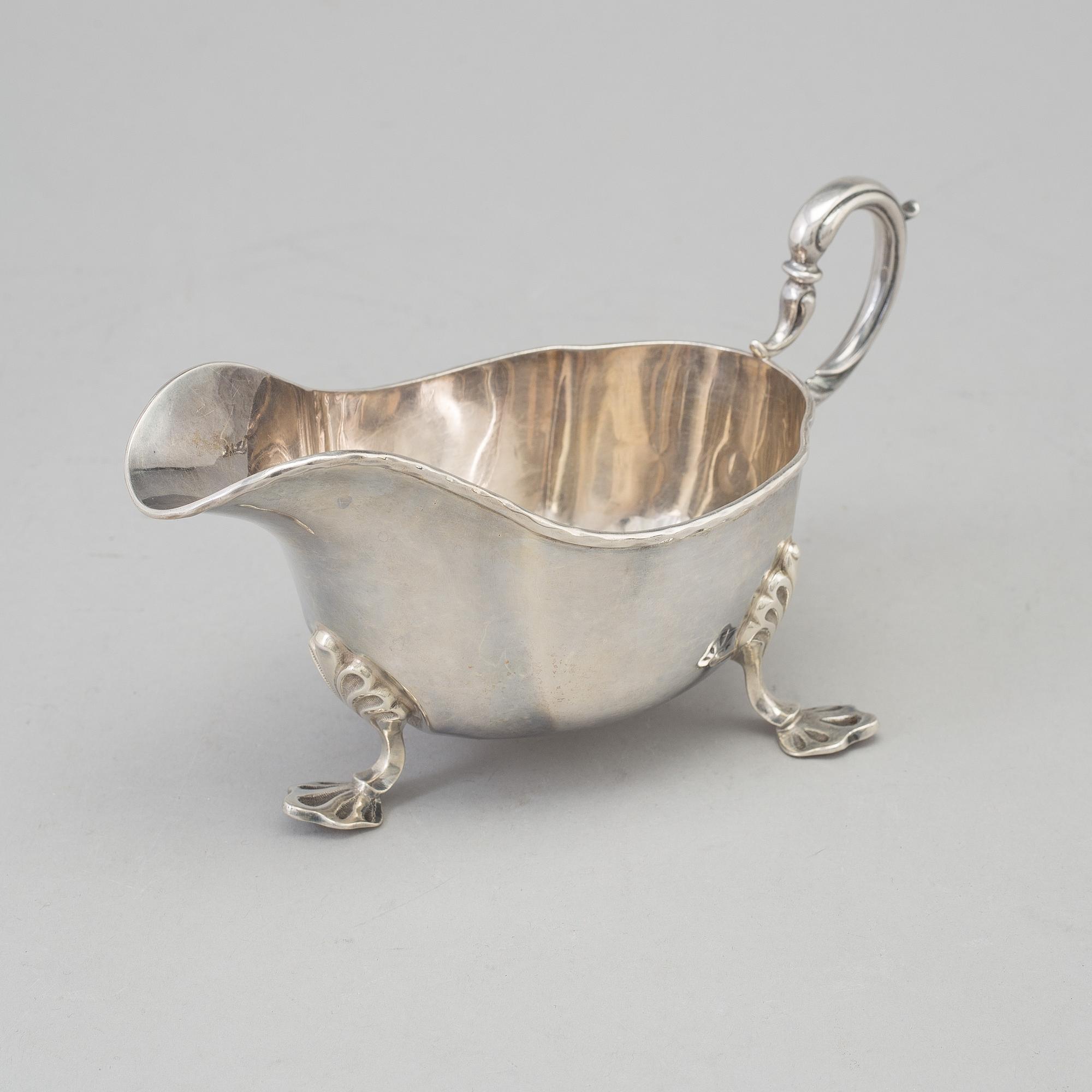 A silver cream jug, maker's mark Williams ( Birmingham) Ltd, Birmingham, 1924.