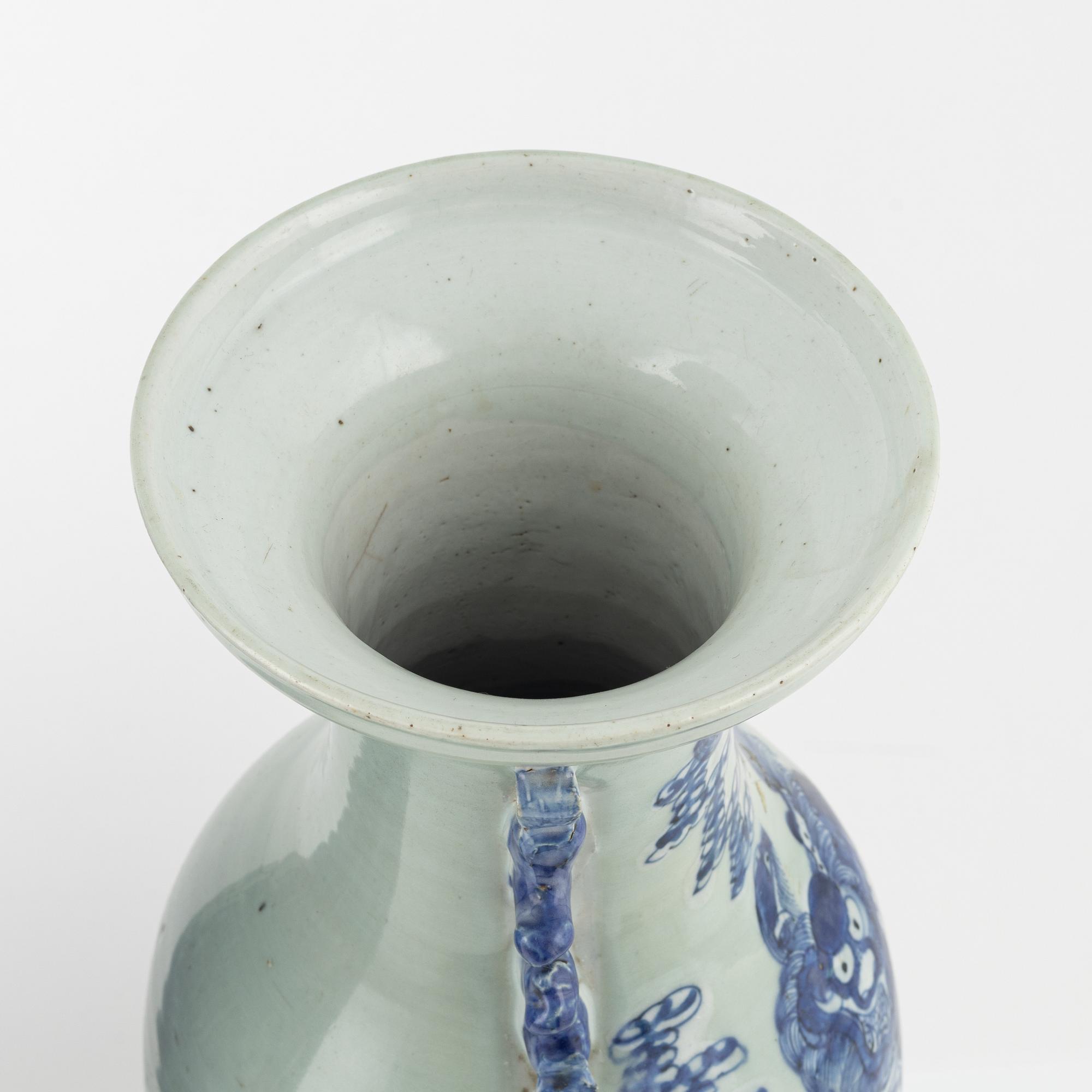 A set of two Chinese vases, late Qing dynasty/early 20th Century.