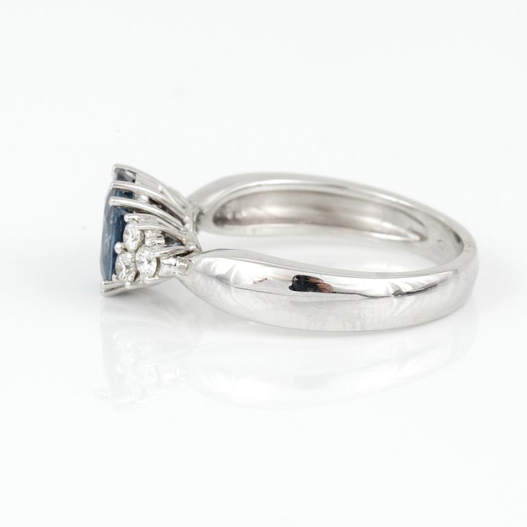 RING, 18K vitguld med ovalslipad safir ca 1,95 ct och briljantslipade diamanter, tot ca 0,22 ct. Vikt ca 5,20 g.