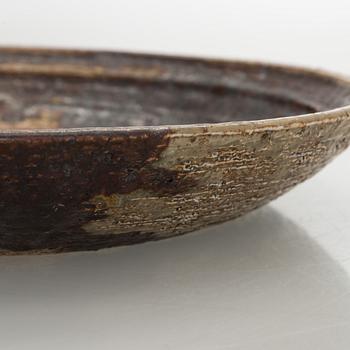 Annikki Hovisaari, skålfat, chamotterat stengods, signerad AH Arabia.