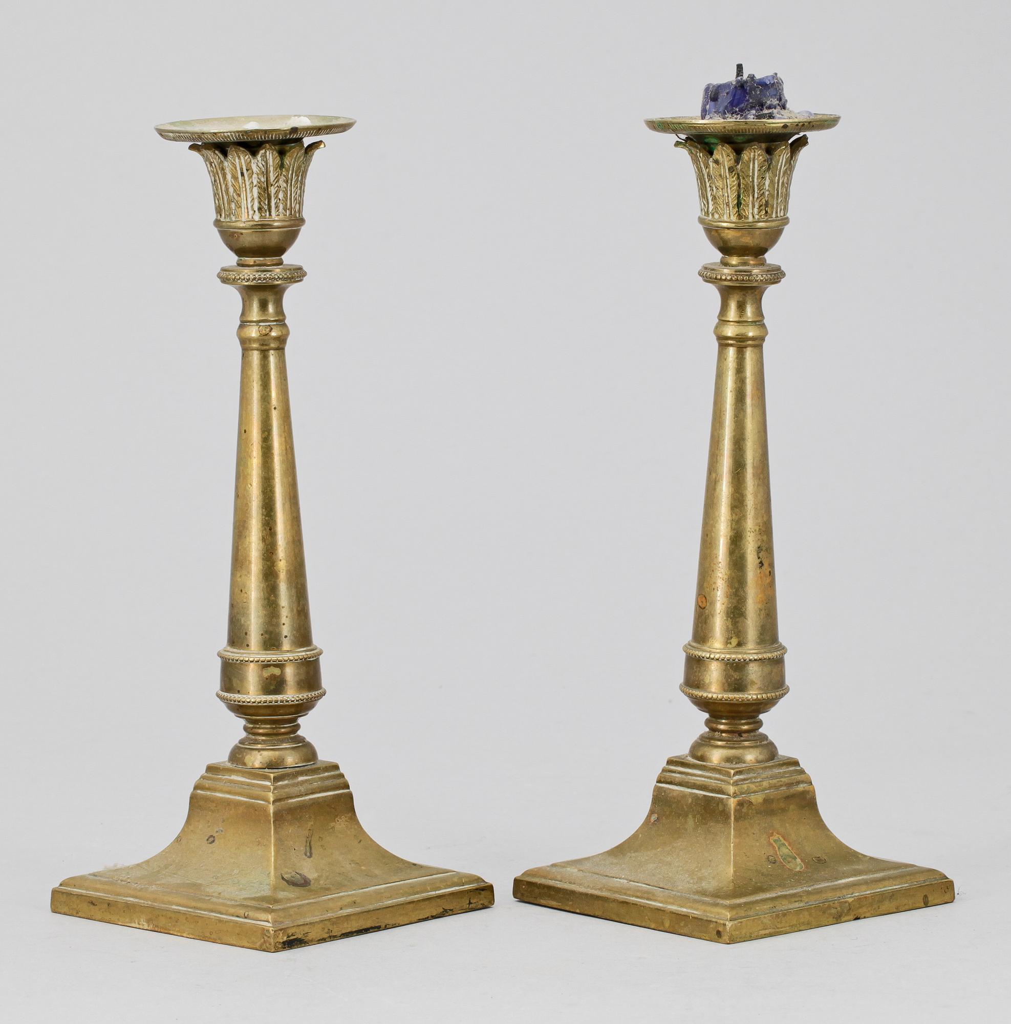 LJUSSTAKAR, ett par, brons, empirestil, omkring 1900.