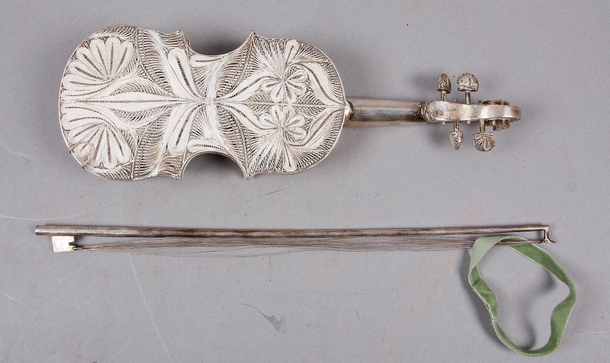 FIOLMODELL, sterlingsilver. 1900-tal.