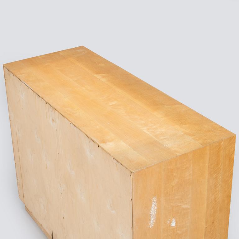 Aino Aalto, kaappi, malli 808 ja vitriini, malli 214 O.Y. Huonekalu- ja Rakennustyötehdas A.B. 1950-luvun alku.