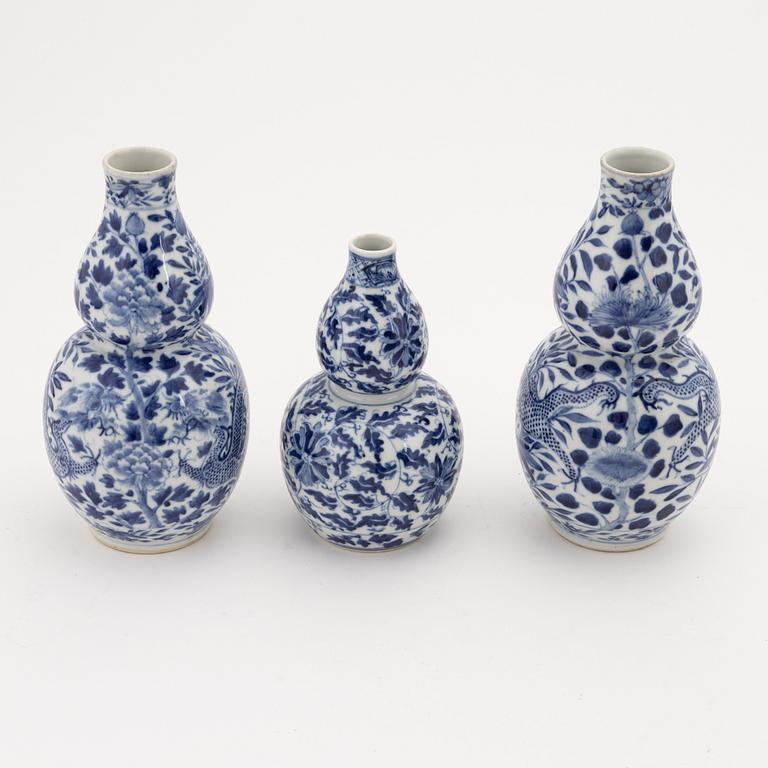 A set of three blue and white vases, Qing dynasty, 19th century.