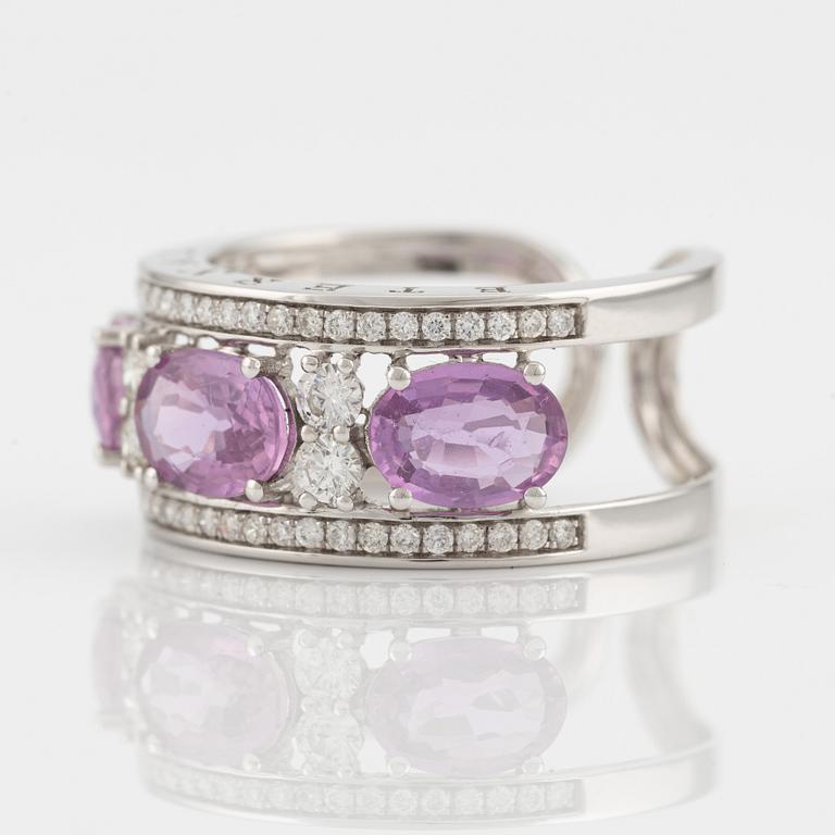 Ring med tre rosa safirer och briljantslipade diamanter.