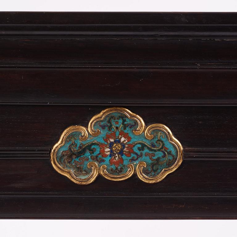 Altarbord, zitan, med infällda  plaketter av cloisonné.  Qingdynastin, Qianlong (1736-95).