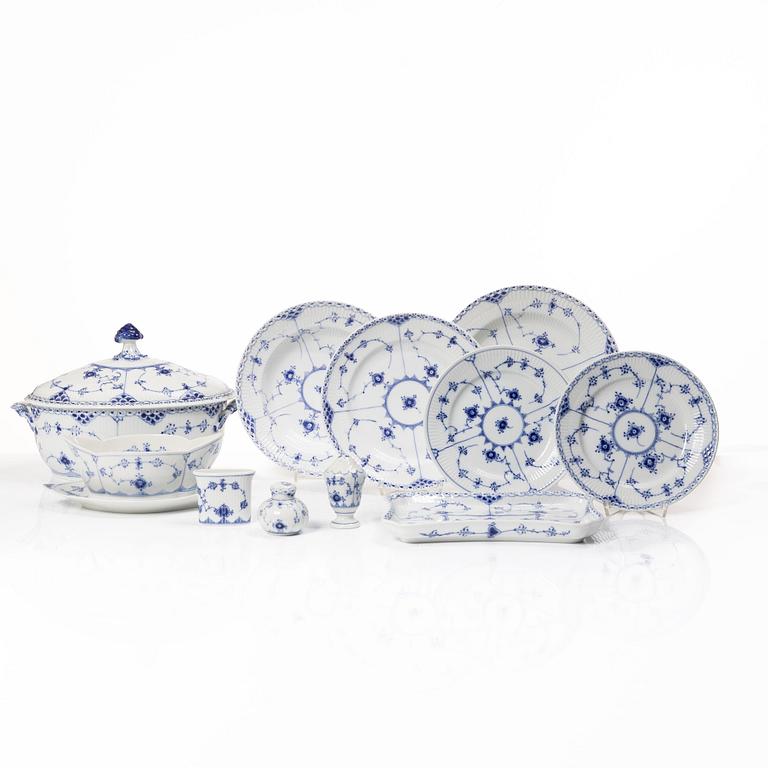 Royal Copenhagen, Dinner service, 31 pieces, “Musselmalet Halvblonde”, Denmark.