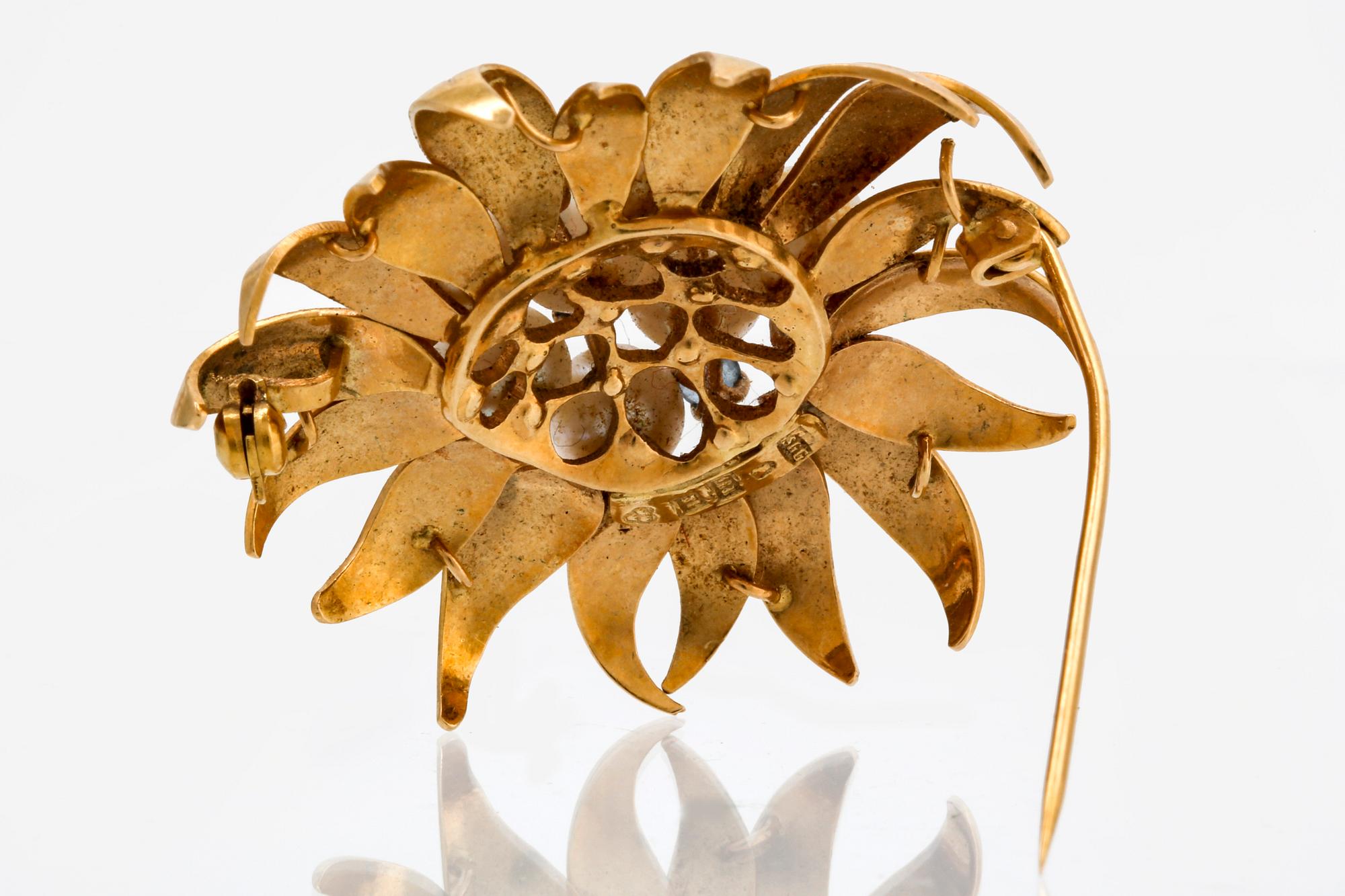 Brosch 18K guld med odlade pärlor ca 7 mm och safirer, bredd ca 4,5 cm, Sengels Guldsmedja Stockholm 1973.