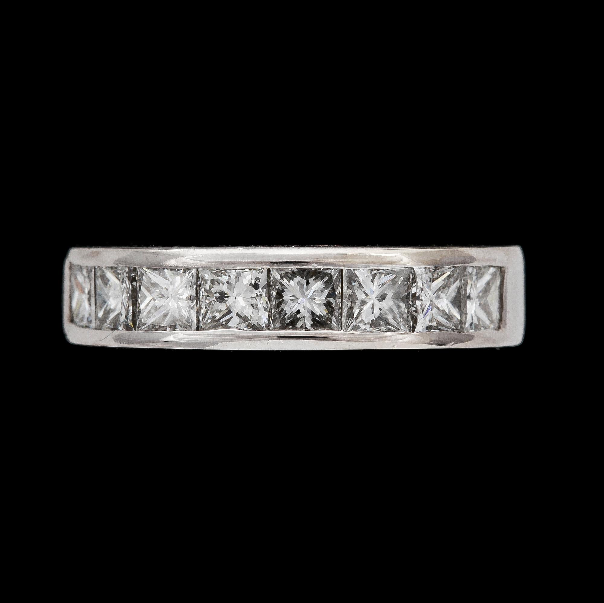 RING, 18k vitguld med princesslipade diamanter, tot ca 1.50 ct.