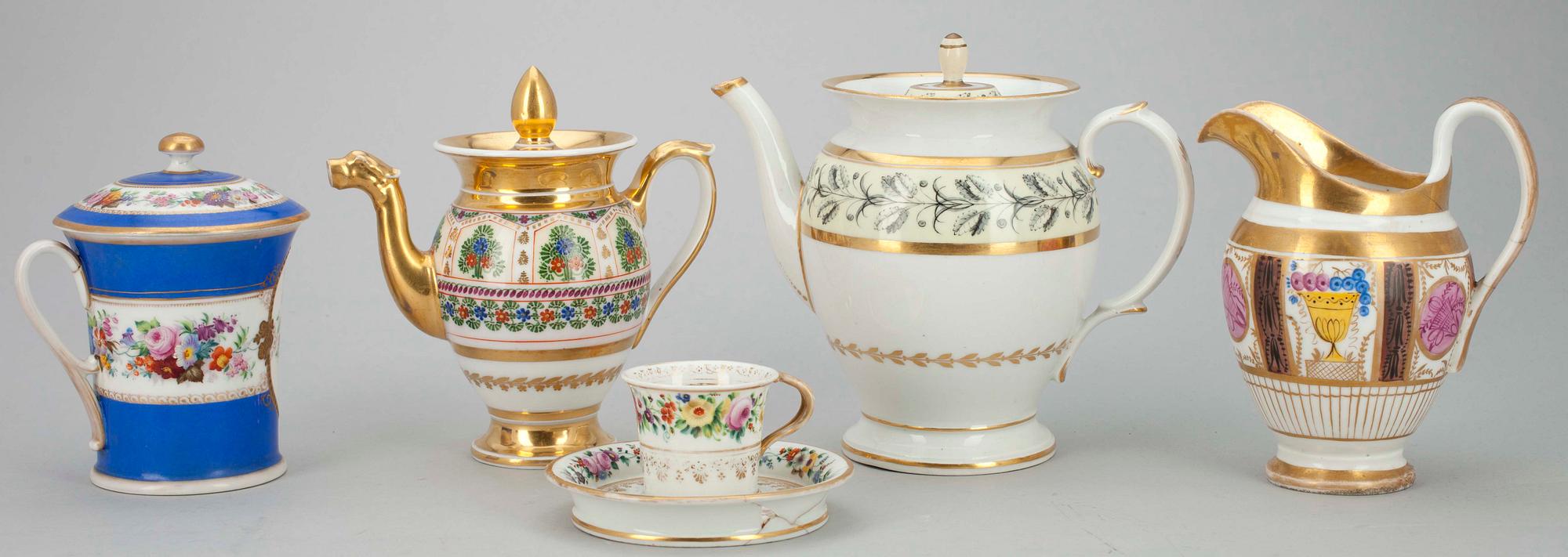 ETT PARTI PORSLINSFÖREMÅL, Gardner, Popov och ostämplade, Ryssland, 1800-talets början och mitt.
