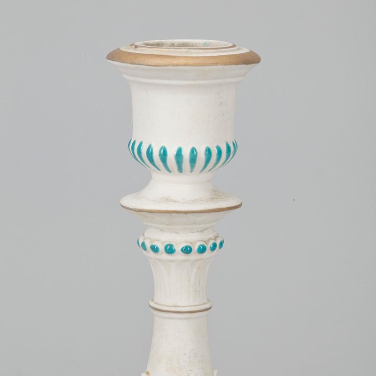 LJUSSTAKAR, ett par, biskviporslin, England, 1800-talets första hälft.
