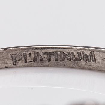 Sormus, platinaa, timantteja n. 0.16 ct yht.