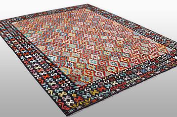 A Kelim carpet, c. 398 x 311 cm.
