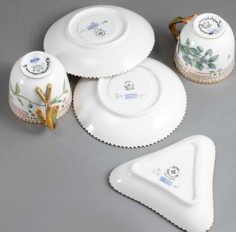MOCCAKOPPAR, ett par samt UNDERFAT, porslin, "Flora Danica", Royal Copenhagen, 1900-talets andra hälft.