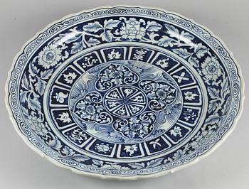 PRAKTFAT, porslin. Kina, Ming-stil. 1900-tal.