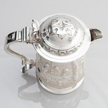 Richard Gurney & Co, dryckeskanna/presentationstrofé med lock, silver, London 1752.