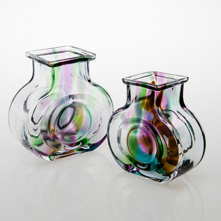 HELENA TYNELL, vaser, 2 st signerade Riihimäen Lasi Oy, Helena Tynell.