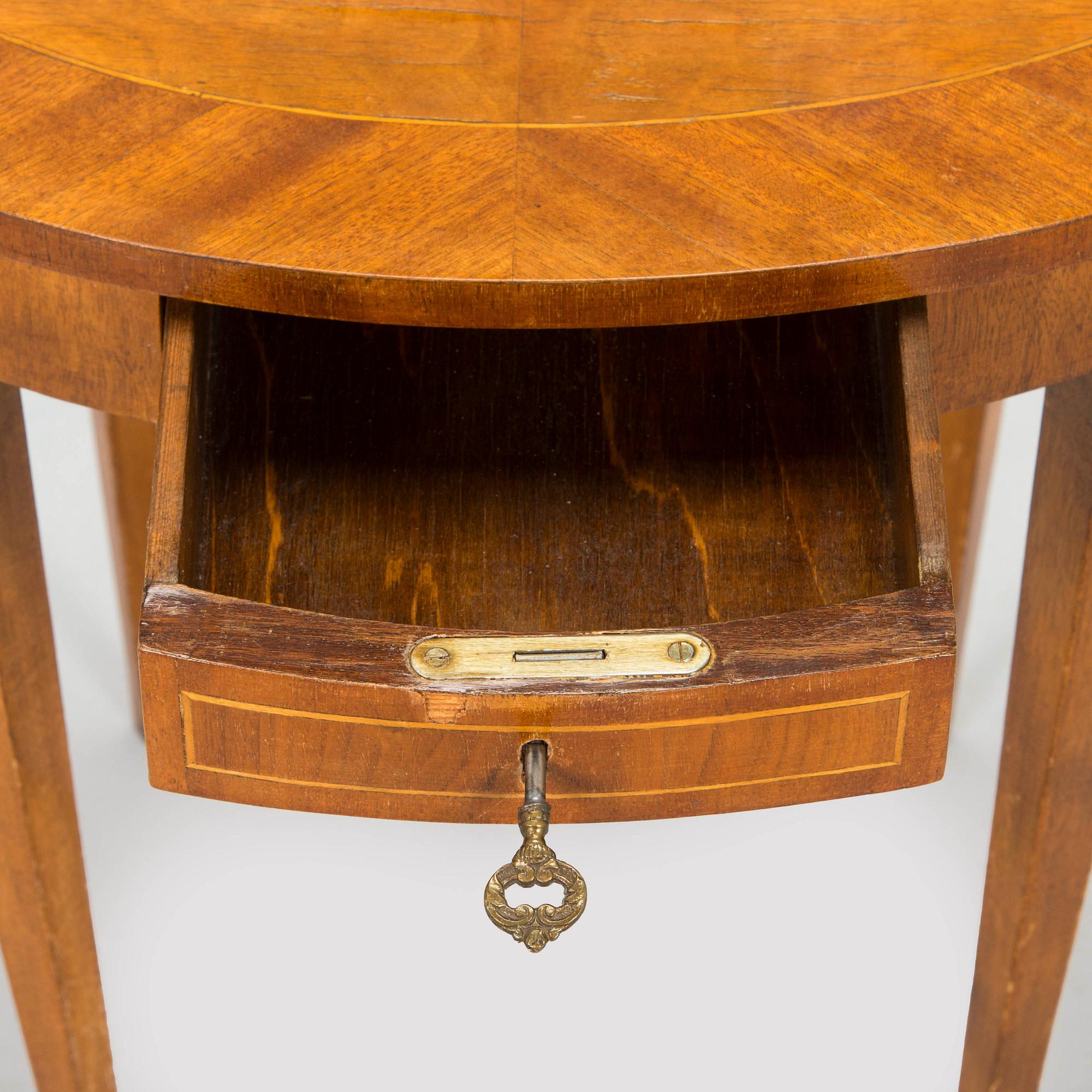 Sidobord/ lampbord, 1900-talets början.