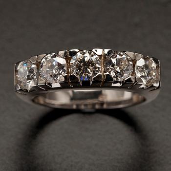 RING, vitguld 14K, 5 briljantslipade diamanter tot. 2,09 ct. Vikt 6,9 g.