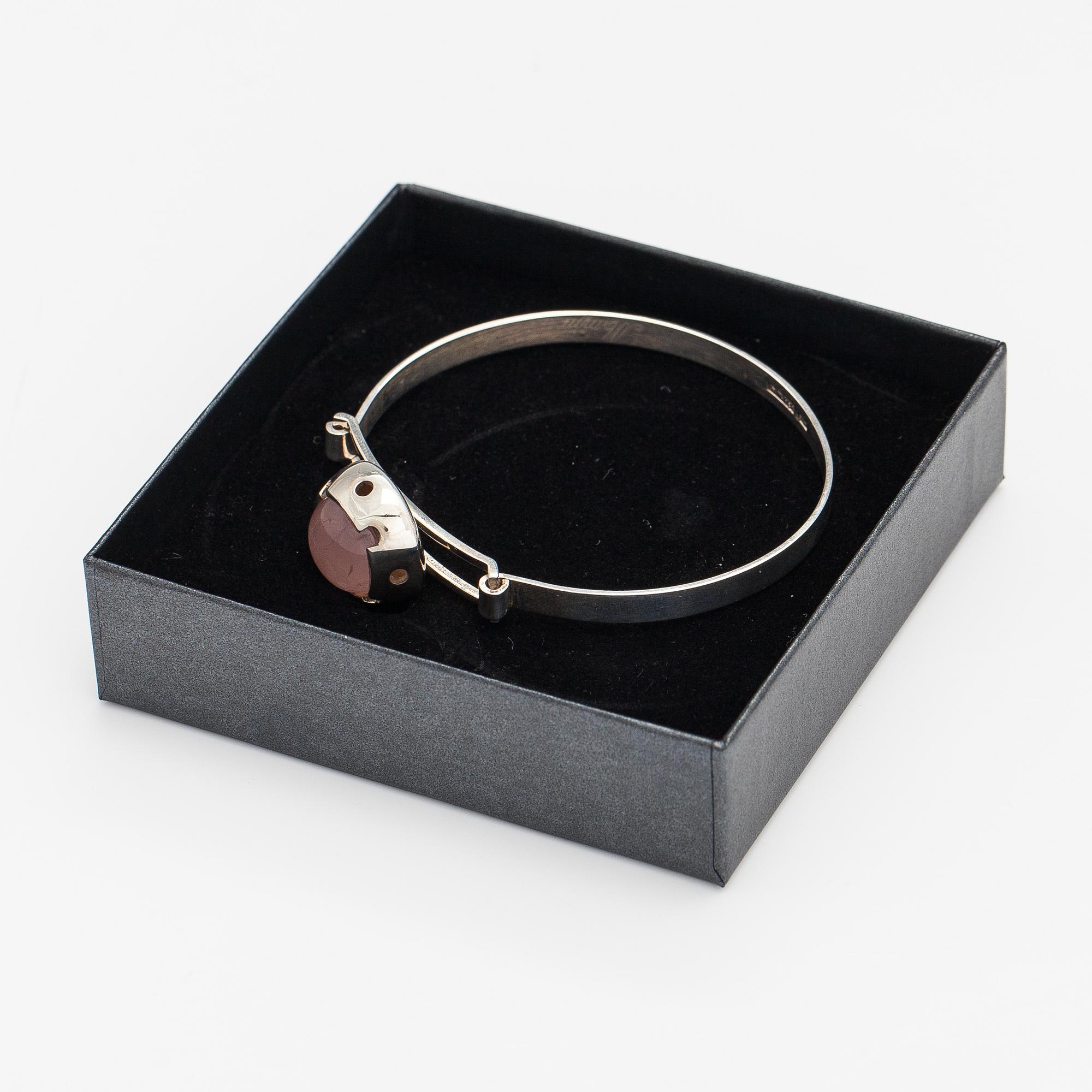 A silver bracelet with a rose quarts. Martti Viikinniemi, Heinola 1966.
