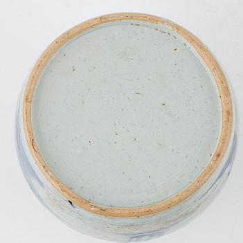 Dishes and a ginger jar, China, 19th century.