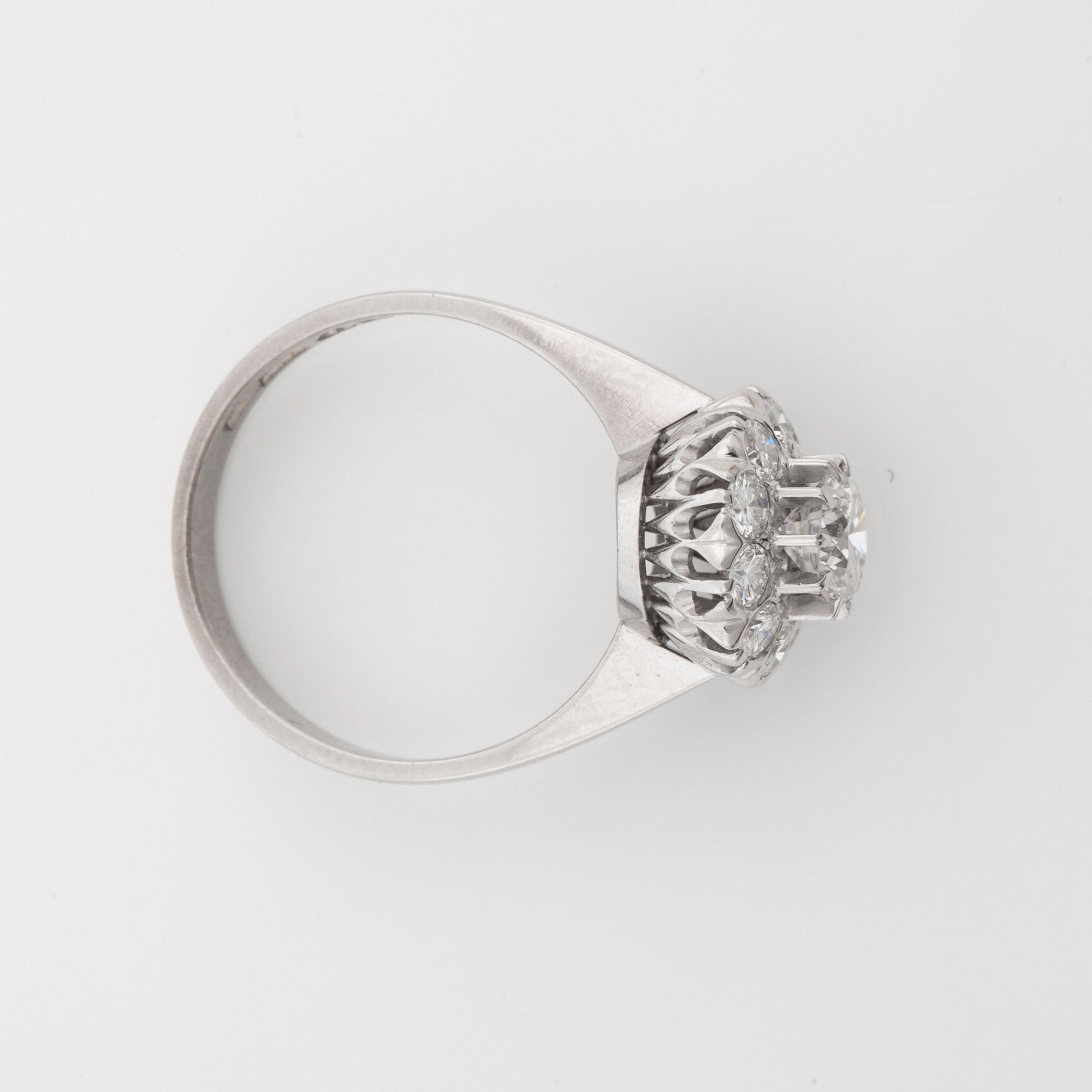 RING med briljantslipade diamanter i karmosé modell.