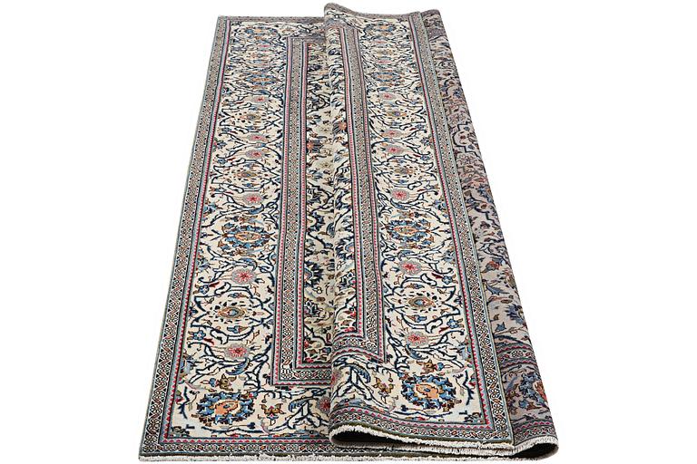 A carpet, Kashan, ca 288 x 197 cm.