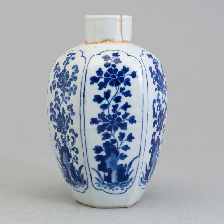 A blue and white tea caddy, Qing dynasty, Kangxi (1662-1722).